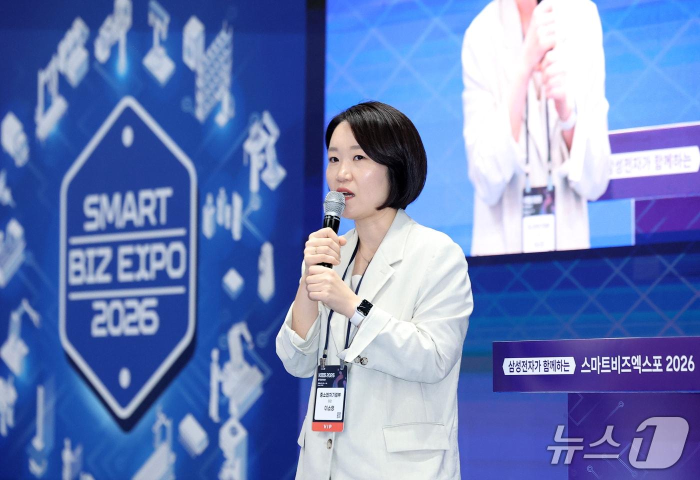 본문 이미지 - 이소영 중소벤처기업부 장관이 13일 서울 강남구 코엑스에서 열린 2026 스마트비즈엑스포 개막식에서 격려사를 하고 있다. 2026.10.13 ⓒ 뉴스1 김성진 기자
