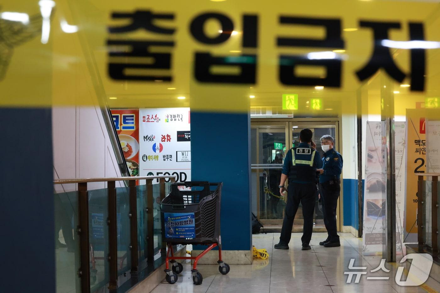 본문 이미지 - 13일 인천 남동구 홈플러스 푸드코트에서 흉기 난동 사건이 발생했다. 경찰과 소방당국에 따르면 A씨가 휘두른 흉기에 1명이 심정지 상태에 빠지는 등 마트 및 영화관 이용객 8명이 크고 작은 부상을 입은 것으로 파악됐다. 2026.10.13 ⓒ 뉴스1 이호윤 기자