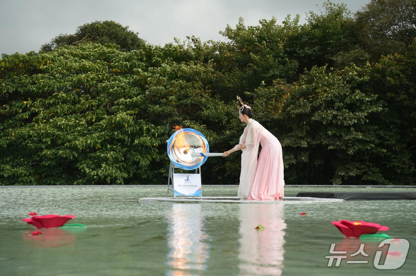 본문 이미지 -  13일 제주돌문화공원 하늘정원에서 제107회 전국체육대회를 밝힐 특별 성화가 채화됐다.(제주도 제공. 재판매 및 DB 금지)/뉴스1