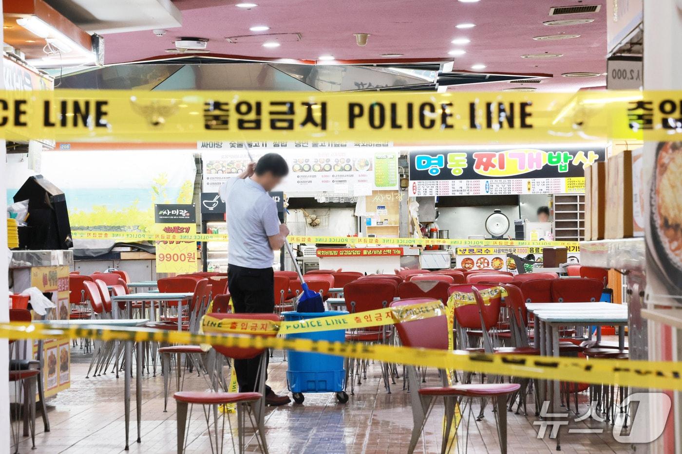 본문 이미지 - 13일 인천 남동구 홈플러스 푸드코트에서 흉기 난동 사건이 발생했다. 경찰과 소방당국에 따르면 A씨가 휘두른 흉기에 1명이 심정지 상태에 빠지는 등 마트 및 영화관 이용객 8명이 크고 작은 부상을 입은 것으로 파악됐다. 2026.10.13 ⓒ 뉴스1 이호윤 기자
