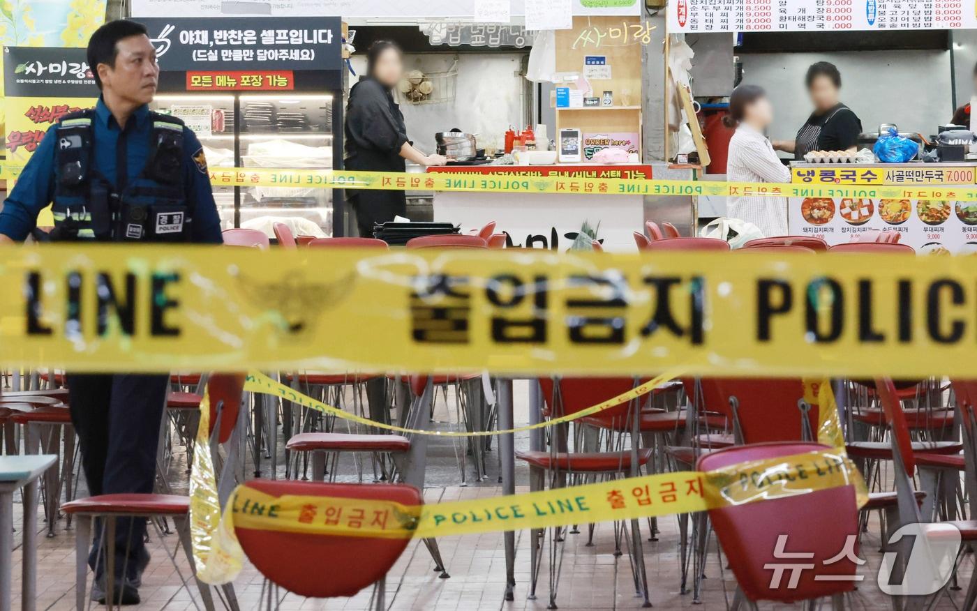본문 이미지 - 13일 인천 남동구 홈플러스 푸드코트에서 흉기 난동 사건이 발생했다. 경찰과 소방당국에 따르면 A씨가 휘두른 흉기에 1명이 심정지 상태에 빠지는 등 마트 및 영화관 이용객 8명이 크고 작은 부상을 입은 것으로 파악됐다. 2026.10.13 ⓒ 뉴스1 이호윤 기자