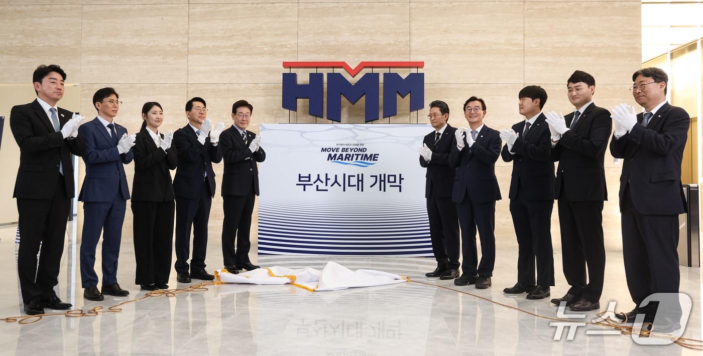 본문 이미지 - 이재명 대통령과 황종우 해양수산부 장관, 최원혁 HMM 사장을 비롯한 참석자들이 13일 부산에서 열린 HMM본사 제막식을 마친 후 참석자들과 박수를 치고 있다. 2026.10.13 ⓒ 뉴스1 허경 기자