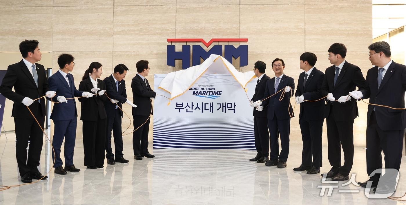 본문 이미지 - 이재명 대통령과 황종우 해양수산부 장관, 최원혁 HMM 사장을 비롯한 참석자들이 13일 부산에서 열린 HMM본사 제막식에서 현판 제막을 하고 있다. 2026.10.13 ⓒ 뉴스1 허경 기자
