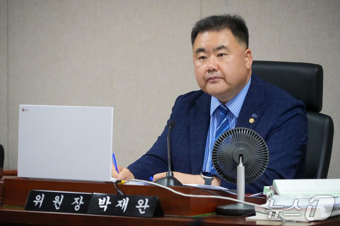 본문 이미지 - 울산 북구의회 박재완 의원은 13일 열린 행정자치위원회 회의에서 2025회계연도 결산서를 심사하고 있다.(울산 북구의회 제공. 재판매 및 DB 금지)/뉴스1