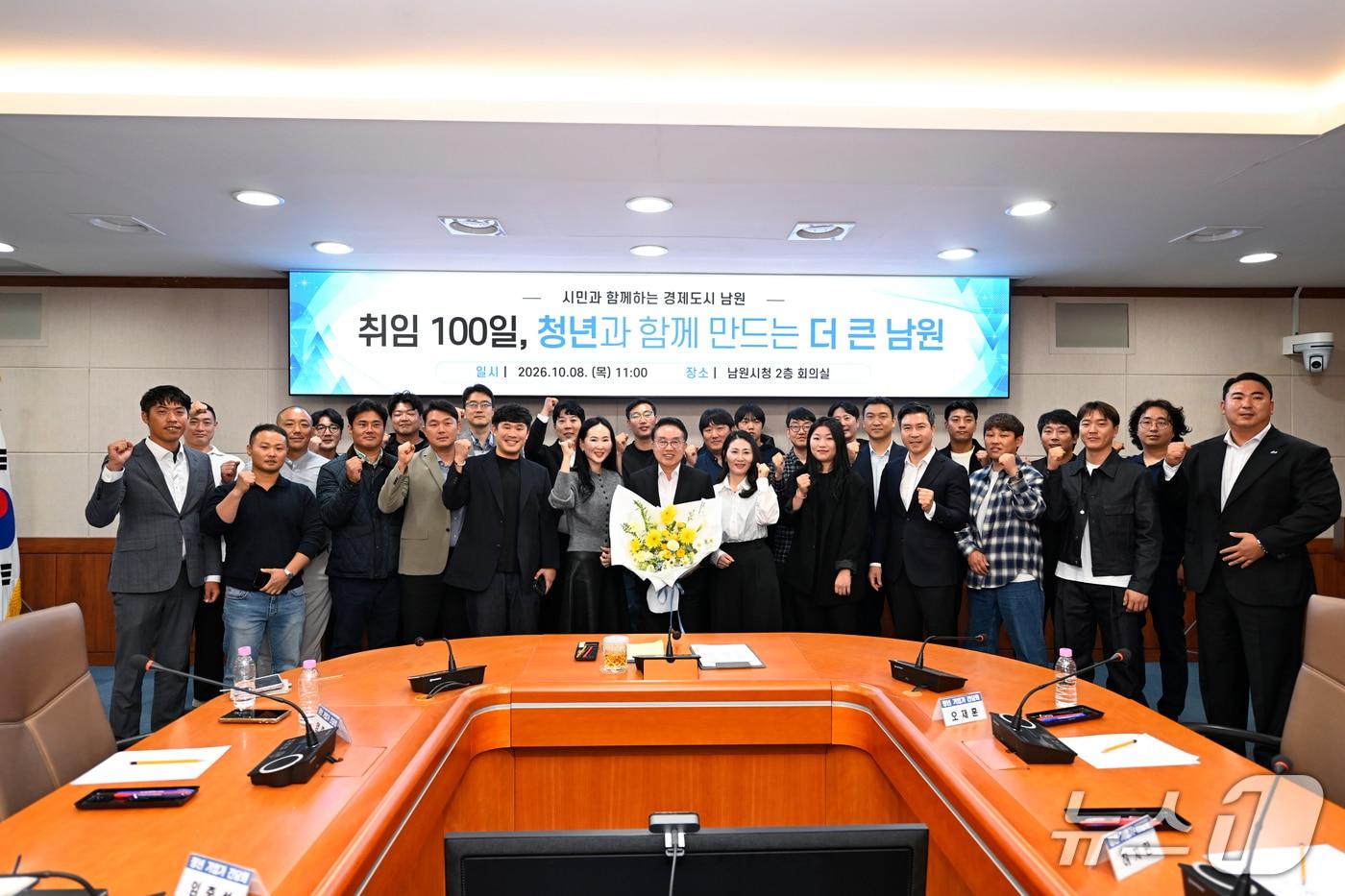 본문 이미지 - 취임 100일을 기념해 양충모 전북 남원시장이 관내 청년기업가들과 간담회를 갖고 기념 촬영을 하고 있다.(남원시 제공. 재판매 및 DB 금지)/뉴스1 