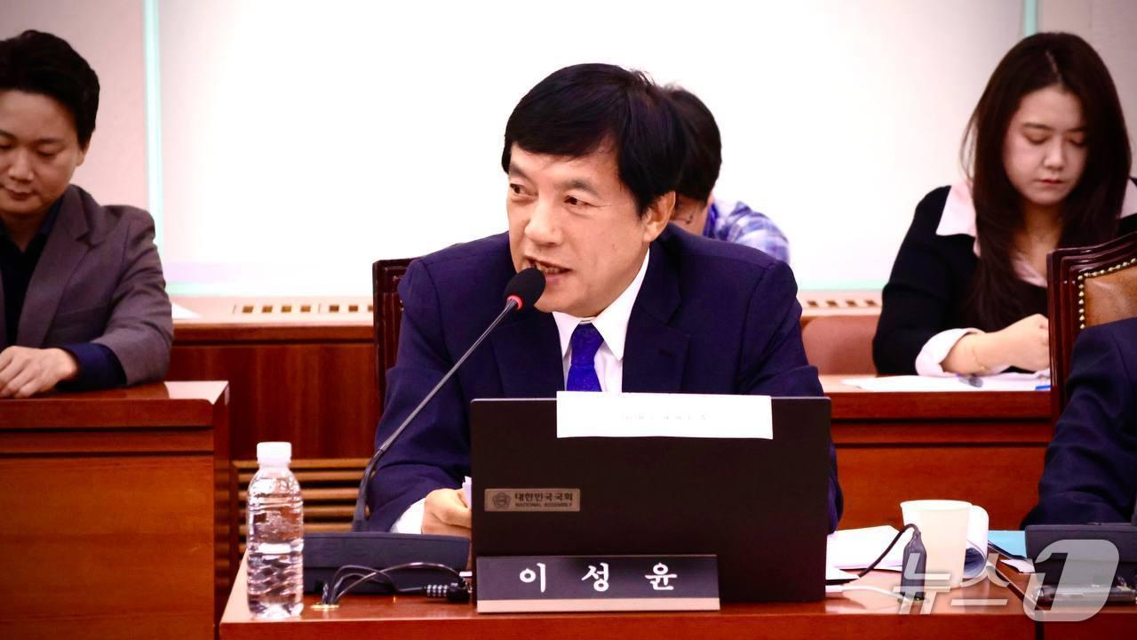 본문 이미지 - 13일 이성윤 국회의원이 헌법재판소를 대상으로 한 국정감사에서 질의를 하고 있다.(의원실 제공, 재판매 및 DB 금지)2026.10.13/뉴스1