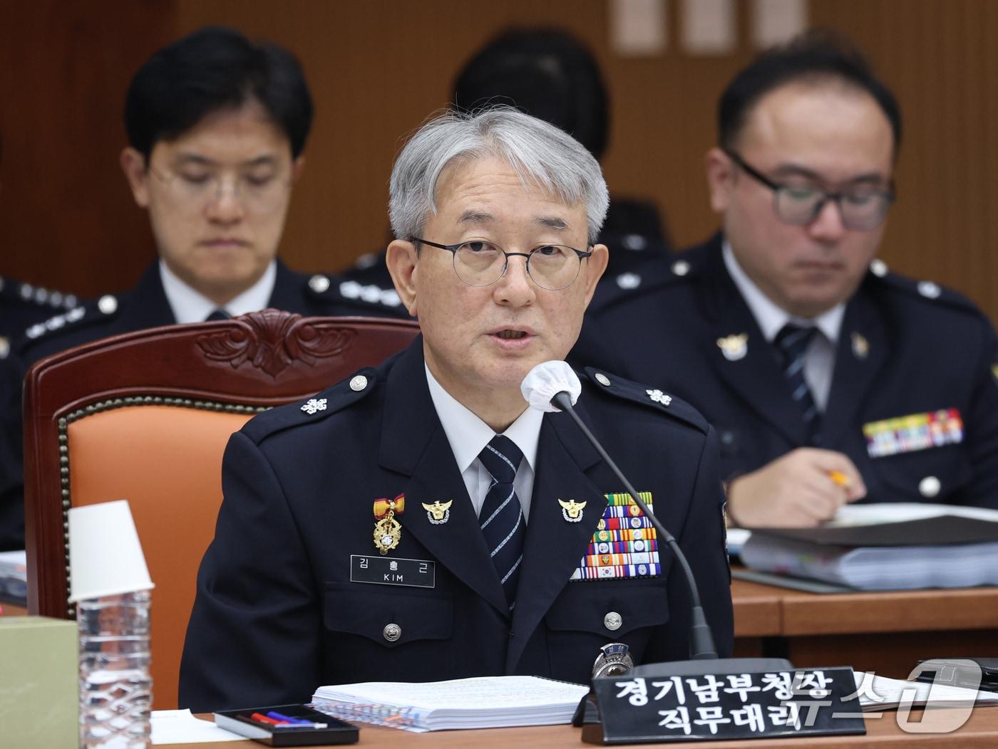 본문 이미지 - 김홍근 경기남부경찰청장 직무대리가 13일 경기 수원시 장안구 경기남부경찰청에서 열린 국회 행정안전위원회의 경기남북부경찰에 대한 국정감사에서 의원 질의에 답하고 있다. 2026.10.13 ⓒ 뉴스1 김영운 기자