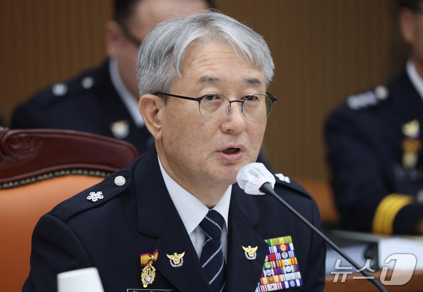 본문 이미지 - 김홍근 경기남부경찰청장 직무대리가 13일 경기 수원시 장안구 경기남부경찰청에서 열린 국회 행정안전위원회의 경기남북부경찰에 대한 국정감사에서 의원 질의에 답하고 있다. 2026.10.13 ⓒ 뉴스1 김영운 기자