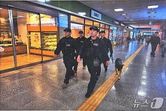 본문 이미지 - 대전경찰청이 13일 관내 인파집중지역에서 특별경찰활동을 벌이고 있는 모습. (대전경찰청 제공. 재판매 및 DB 금지) / 뉴스1 