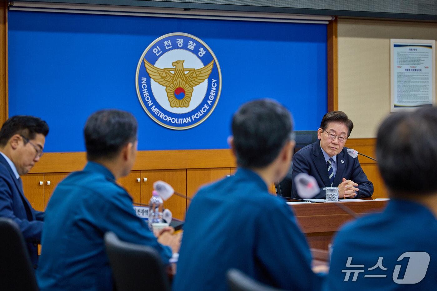 본문 이미지 - 이재명 대통령이 13일 인천경찰청을 방문해 이날 발생한 인천 대형마트 흉기난동 사건의 경위와 수사 상황, 피해자들의 상태 등을 보고 받고 있다. (청와대 제공. 재판매 및 DB 금지) 2026.10.13 ⓒ 뉴스1 허경 기자