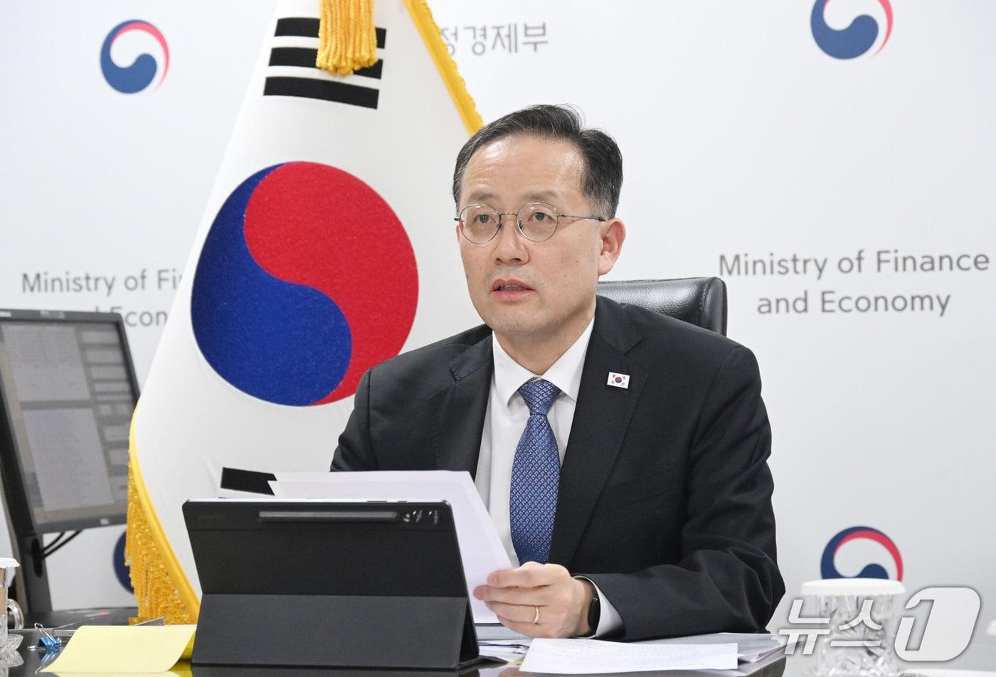 본문 이미지 - 이형일 부총리 겸 재정경제부 장관이 13일 오후 서울 종로구 정부서울청사에서 스콧 베센트 미국 재무장관과 화상 면담을 하고 있다. (재정경제부 제공. 재판매 및 DB 금지) 2026.10.13 ⓒ 뉴스1