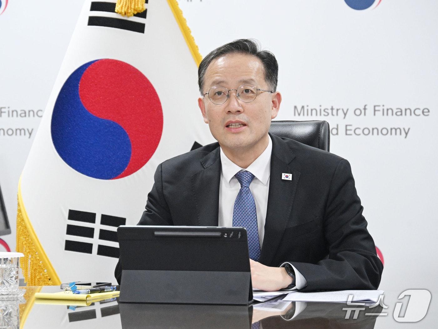본문 이미지 - 이형일 부총리 겸 재정경제부 장관이 13일 오후 서울 종로구 정부서울청사에서 스콧 베센트 미국 재무장관과 화상면담을 하고 있다. (재정경제부 제공. 재판매 및 DB 금지) 2026.10.13 ⓒ 뉴스1