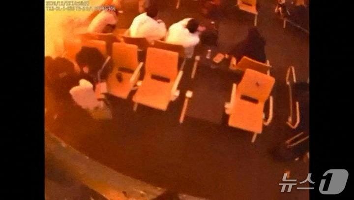 본문 이미지 - 10일 사우디아라비아 리야드의 킹 칼리드 국제공항 대기실에 앉아 있던 사람들이 공격 순간 반응하는 모습이 감시 카메라 영상에 담겼다. (출처: 사우디 공보부) ⓒ 로이터=뉴스1