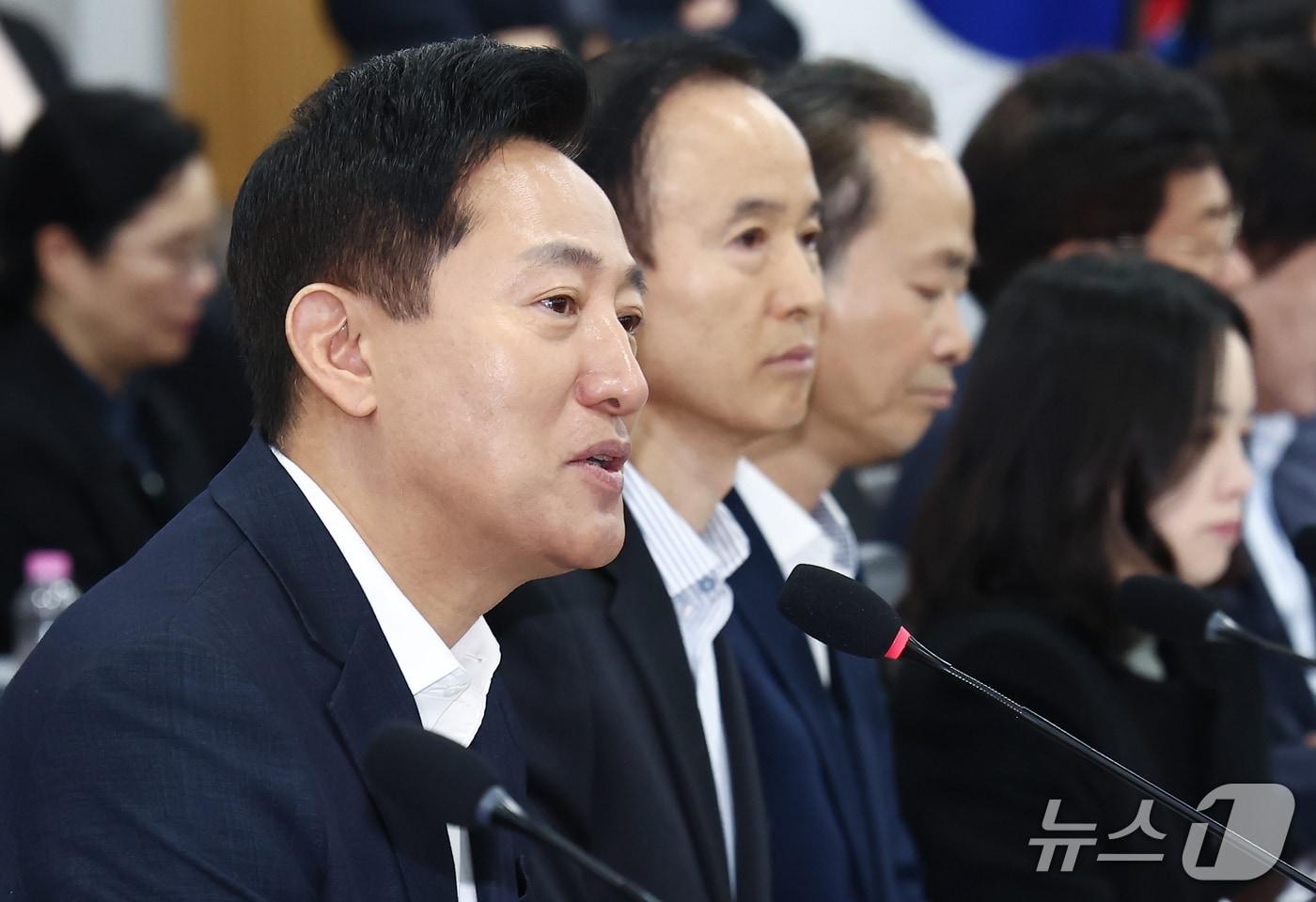 본문 이미지 - 오세훈 서울시장이 14일 오전 서울 중구 서울시청에서 열린 '서울특별시구청장협의회 제204차 정기회의'에서 모두 발언을 하고 있다. 2026.10.14 ⓒ 뉴스1 김민지 기자