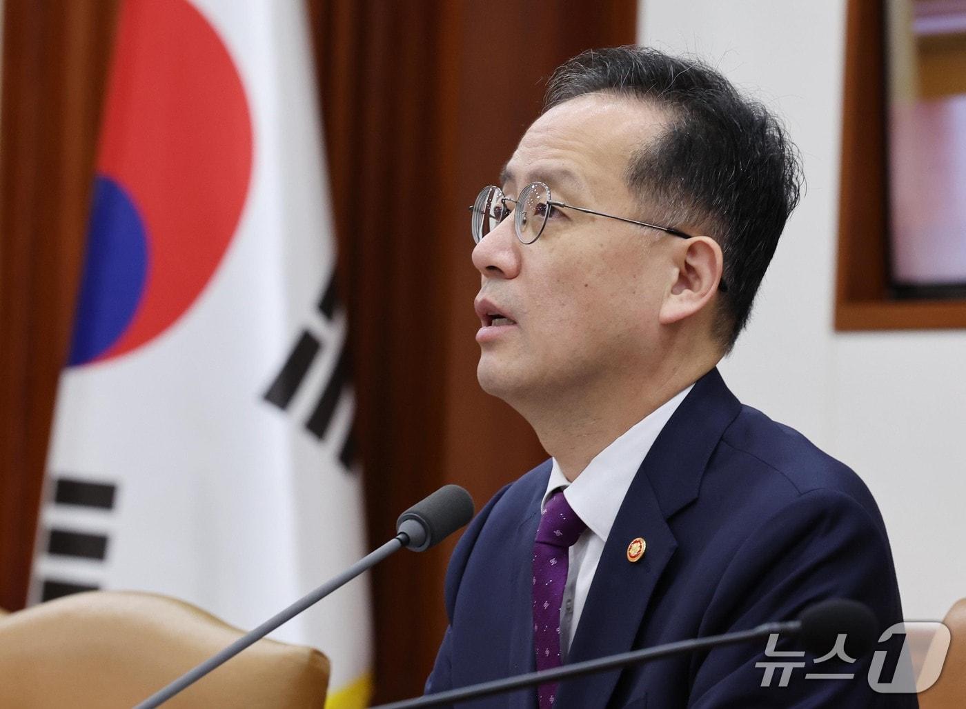 본문 이미지 - 이형일 부총리 겸 재정경제부 장관이 14일 서울 종로구 정부서울청사에서 비상경제본부회의 겸 경제관계장관회의 겸 서비스산업발전TF를 주재하고 있다. 2026.10.14 ⓒ 뉴스1 이종덕 기자