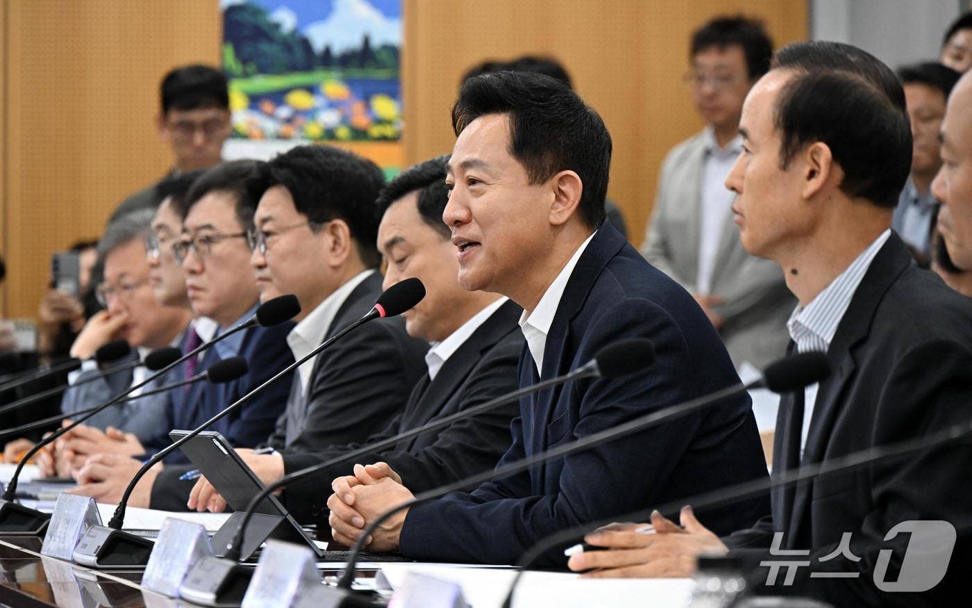 본문 이미지 - 오세훈 서울시장이 14일(수) 오전 서울시청 기획상황실에서 열린 ‘제204차 서울특별시구청장협의회’에 참석해 인사말씀을 하고 있다.