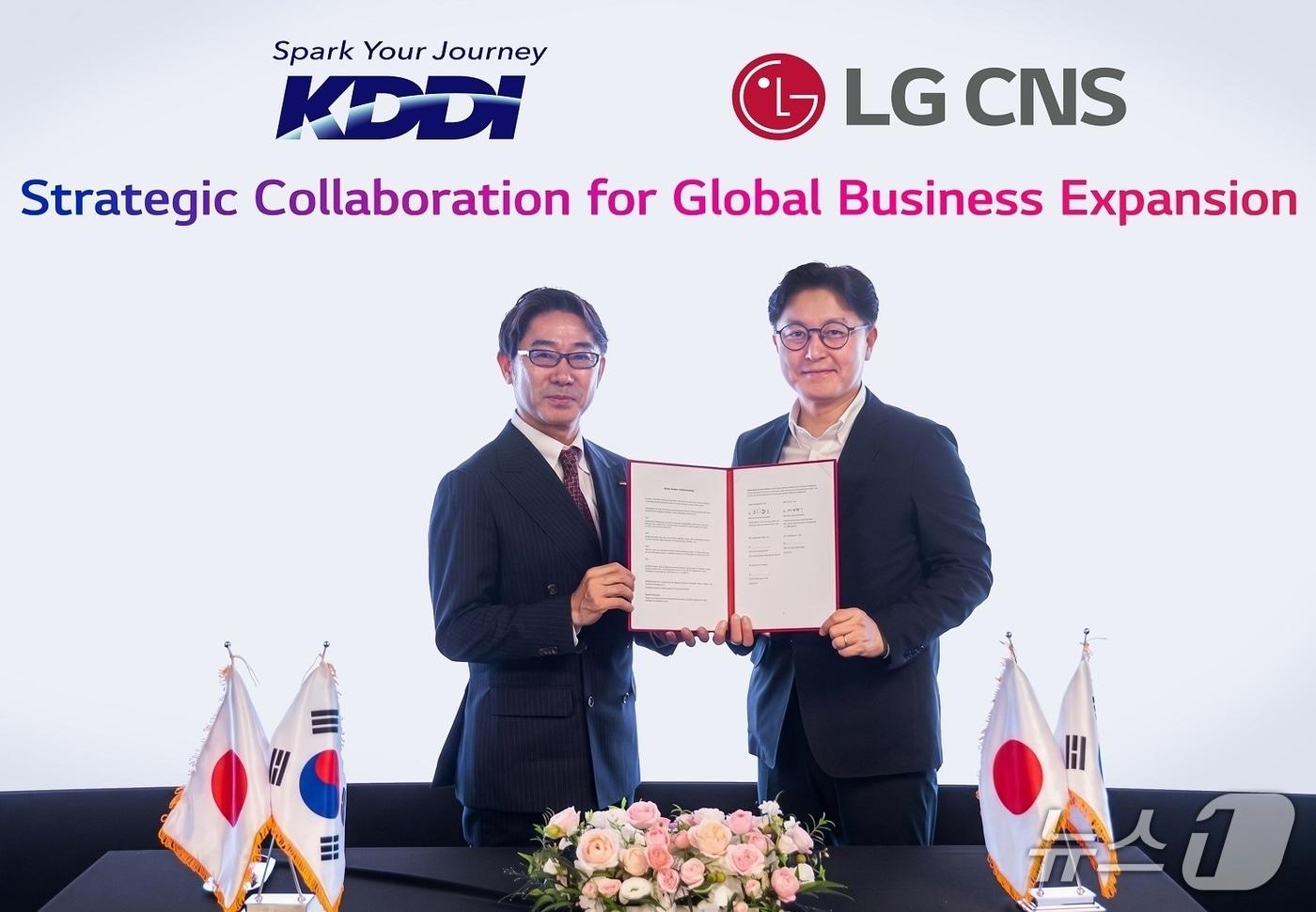 본문 이미지 - LG CNS 통신·유통·서비스사업부장 박상균 전무(오른쪽)와 마츠우라 켄타로 KDDI 비즈니스그로스 사업본부 부사업본부장이 업무협약식에서 사진촬영 하는 모습. (LG CNS 제공, 재판매 및 DB 금지)
