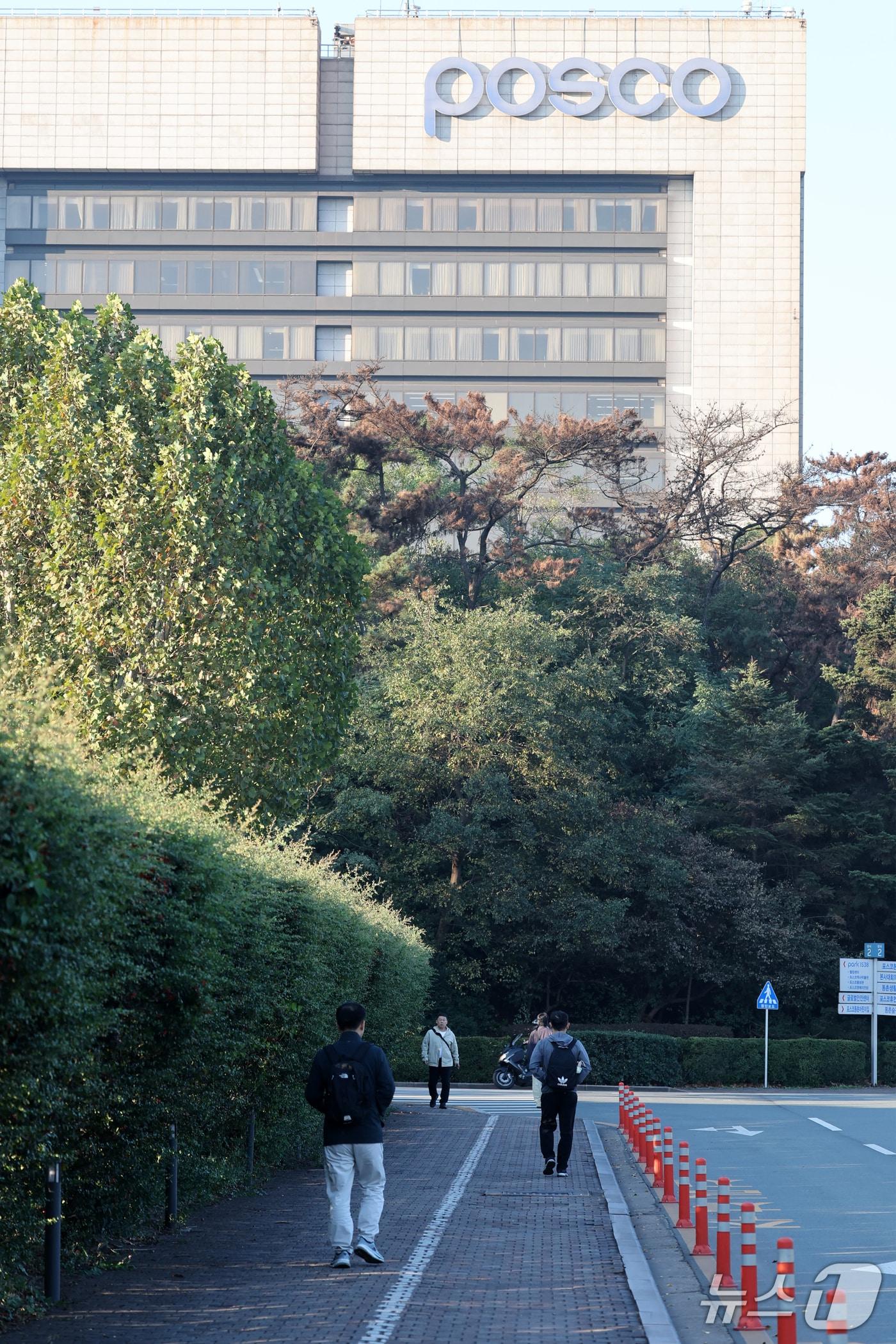본문 이미지 - 포스코 노사의 2026년도 임금 본 교섭일인 14일 포스코 포항제철소 직원들이 정문을 통해 출근하고 있다. 2026.10.14 ⓒ 뉴스1 최창호 기자
