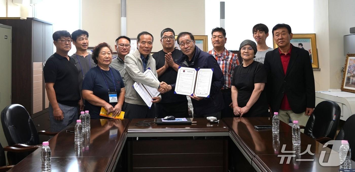 본문 이미지 -  단양구경시장-제주동문시장 MOU 체결 모습.(단양군 제공. 재판매 및 DB 금지) 2026.10.14/뉴스1 