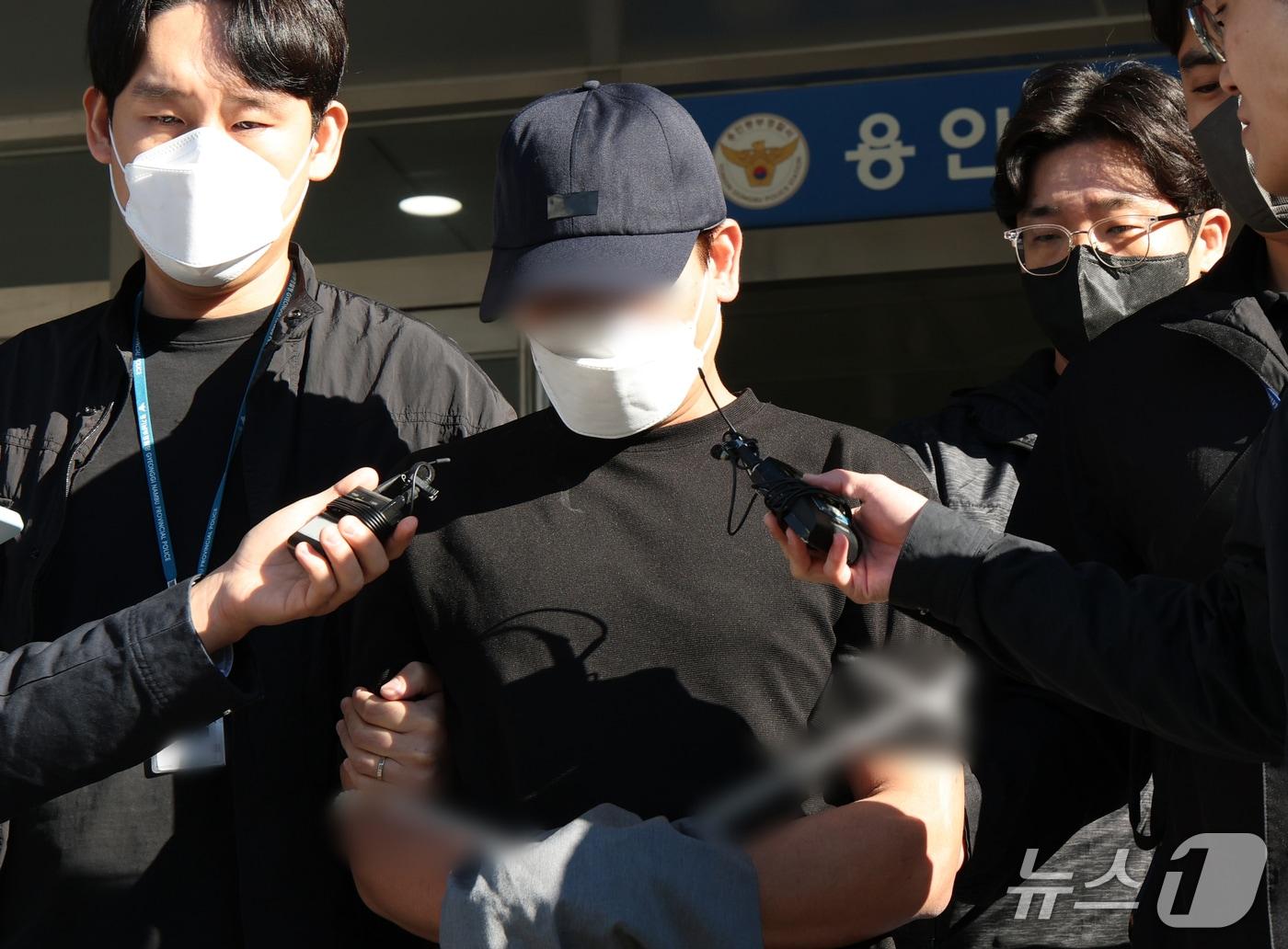 본문 이미지 - 잠을 자지 않는다는 이유로 생후 2개월 딸을 폭행해 숨지게 한 40대 친부 A 씨가 14일 경기 용인시 처인구 용인동부경찰서에서 영장실질심사(구속 전 피의자 심문)를 받기 위해 호송차로 향하고 있다. 2026.10.14 ⓒ 뉴스1 김영운 기자