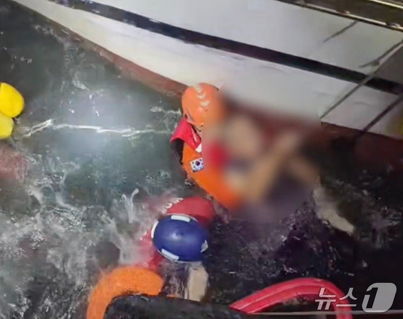 본문 이미지 - 지난 13일 해경과 소방이 부산 사하구 다대포 인근서 물에 빠진 취객을 구조하는 모습 (해경 제공. 재판매 및 DB 금지)