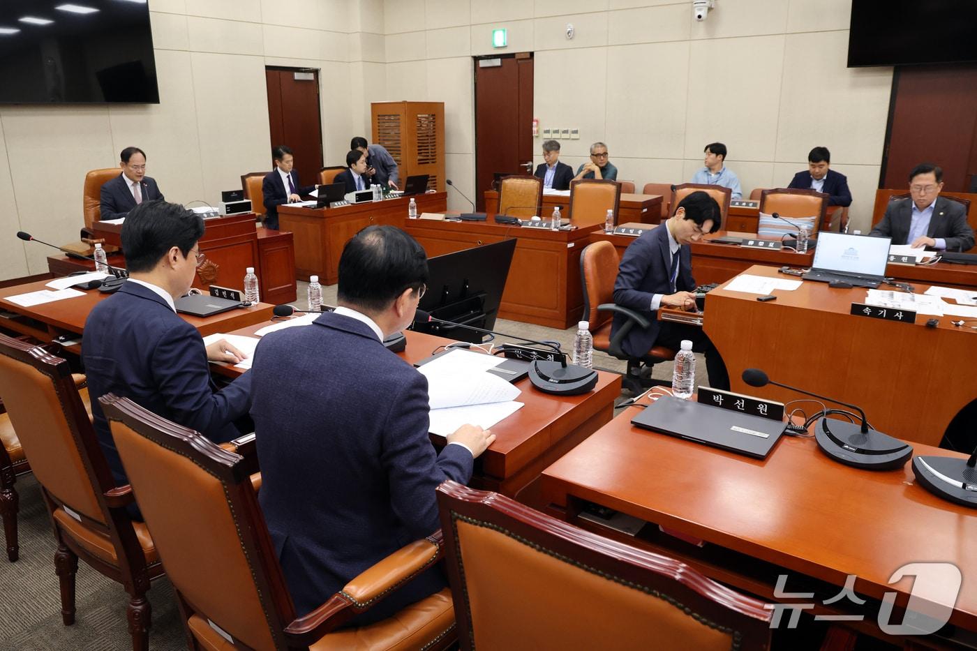 본문 이미지 - 임종득 국방위 법률안심사소위원장이 14일 오전 서울 여의도 국회에서 열린 국방위원회 법률안심사소위원회를 주재하고 있다. 이날 회의에서는 이재명 정부의 DMZ 북한 추정 지뢰 참사 축소·은폐 의혹 진상규명 및 부상 장병 예우·지원 촉구 결의안과 군사분계선(MDL) 이남지역에서의 북한 지뢰 폭발사고 규탄 결의안을 논의를 한다. 2026.10.14 ⓒ 뉴스1 황기선 기자