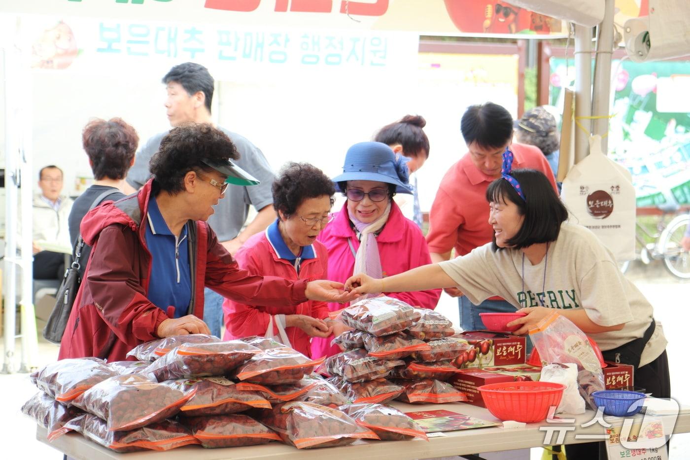본문 이미지 - 지난해 보은대추축제 판매부스 모습.(보은군 제공. 재판매 및 DB 금지) 2026.10.14/뉴스1