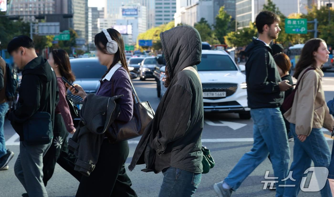 본문 이미지 - 서울 아침 기온이 10도 아래로 떨어진 14일 서울 종로구 세종대로사거리에서 시민들이 발걸음을 옮기고 있다. 2026.10.14 ⓒ 뉴스1 이호윤 기자