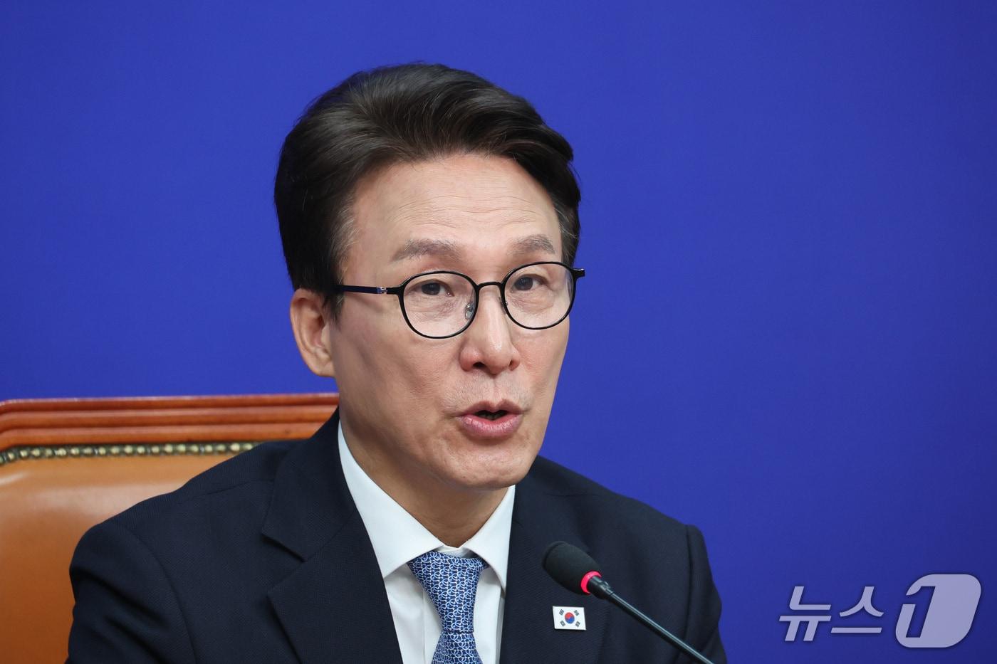 본문 이미지 - 김민석 더불어민주당 대표가 14일 서울 여의도 국회에서 열린 최고위원회의에서 발언하고 있다. 2026.10.14 ⓒ 뉴스1 신웅수 기자