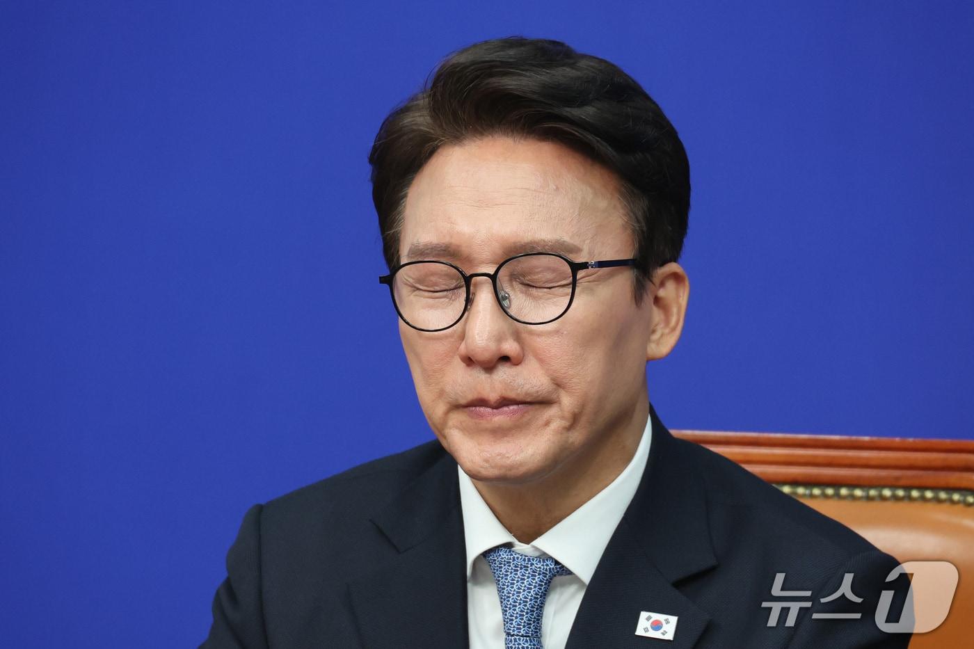본문 이미지 - 김민석 더불어민주당 대표가 14일 서울 여의도 국회에서 열린 최고위원회의에서 생각에 잠겨 있다. 2026.10.14 ⓒ 뉴스1 신웅수 기자