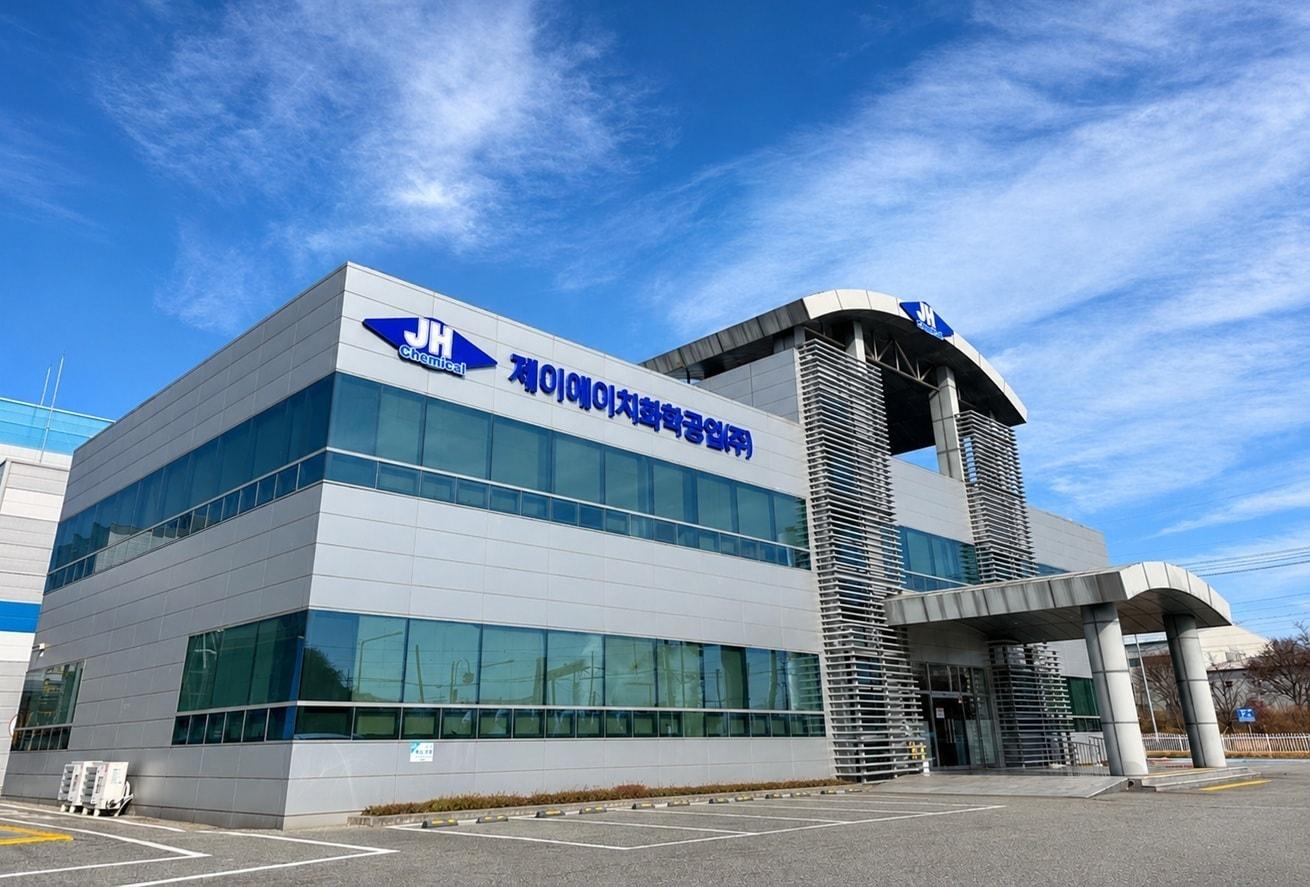 본문 이미지 - 엘앤에프의 이차전지 소재·리사이클링 전문 자회사 JHC의 경북 김천 소재 사옥 전경(자료사진. 엘앤에프 제공).