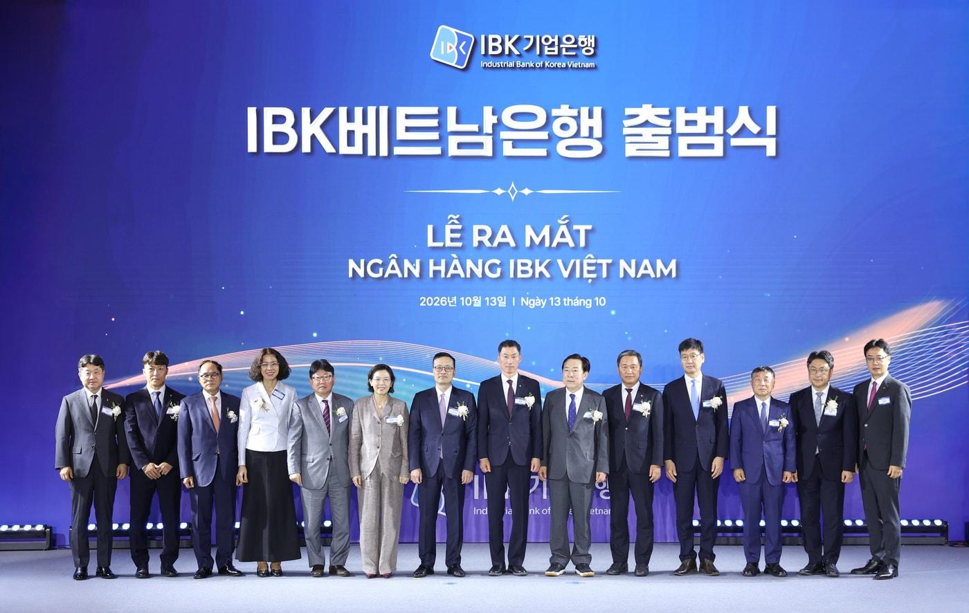 본문 이미지 - 지난 13일 베트남 하노이에서 개최된 'IBK베트남은행 출범식'에서 (왼쪽 여섯 번째부터) 이미연 주베트남 대한민국 대사, 팜꽝중 베트남 중앙은행 부총재, 장민영 IBK기업은행장, 김기문 중소기업중앙회 회장, 고태연 주베트남한국상공인연합회 회장, (맨 오른쪽) 박경일 IBK베트남은행 법인장 등이 기념촬영을 하고 있다.(IBK기업은행 제공). 