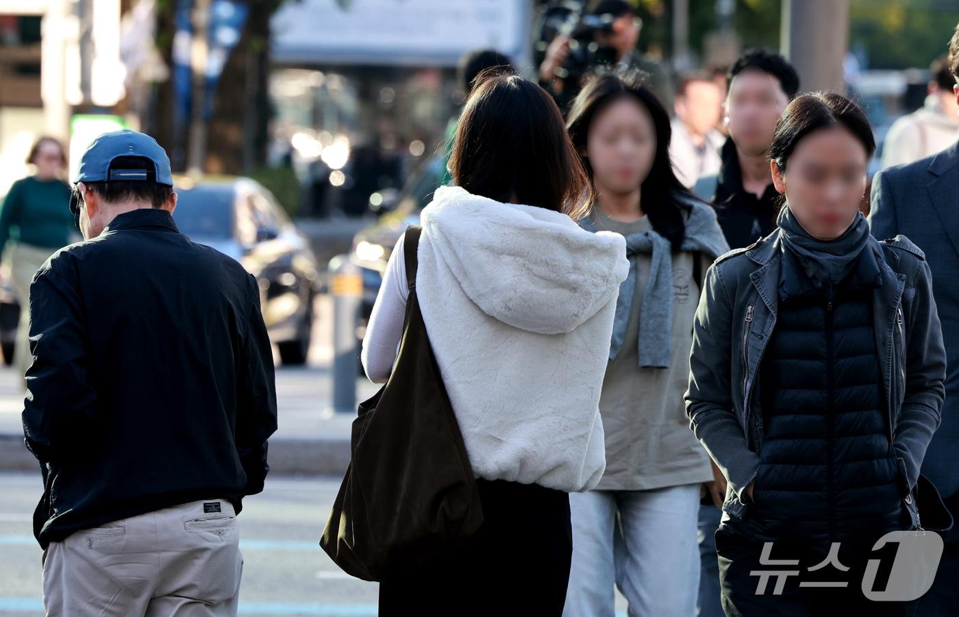 본문 이미지 - 서울 아침 기온이 10도 아래로 떨어진 14일 서울 종로구 세종대로사거리에서 시민들이 발걸음을 옮기고 있다. 2026.10.14 ⓒ 뉴스1 이호윤 기자
