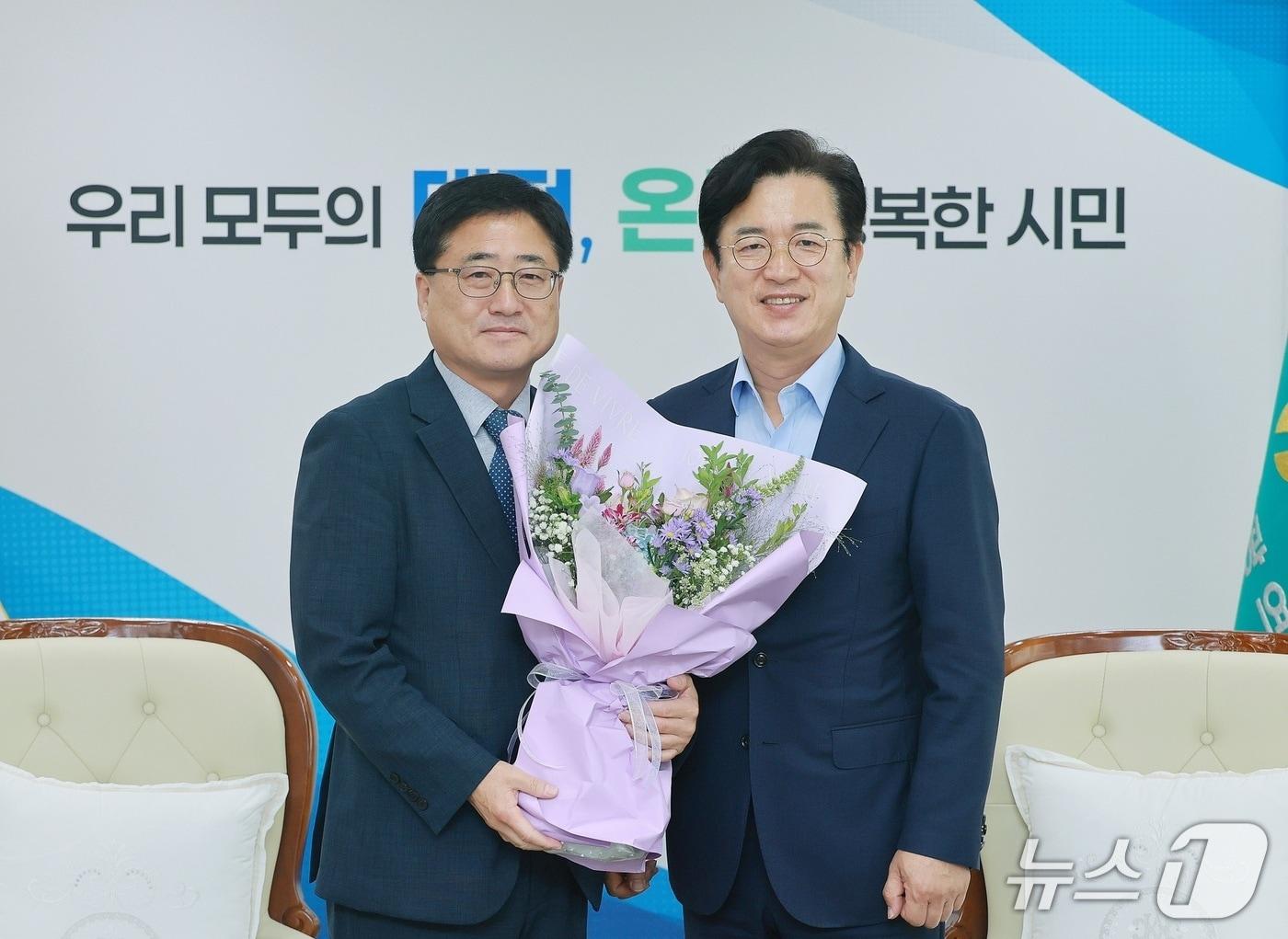 본문 이미지 -  임재진 기획조정실장에 임명장 (대전시 제공) / 뉴스1