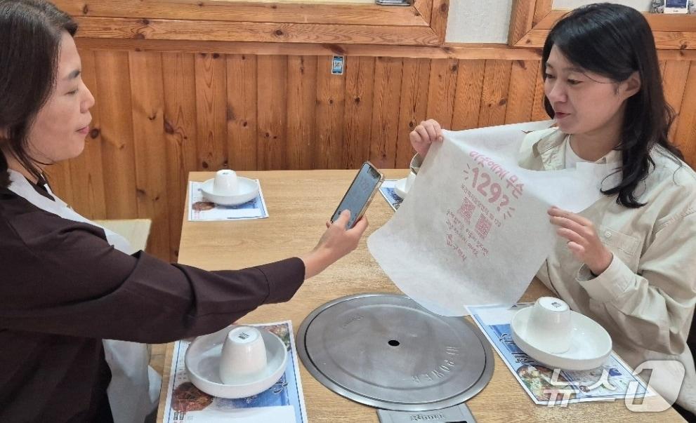 본문 이미지 - 경북 구미시는 일회용 앞치마에 '이웃에게 무슨 129?'라는 문구와 복지위기 신고 QR코드를 담아 음식점에 배포했다고 14일 밝혔다.(구미시 제공. 재판매 및 DB 금지)/뉴스1