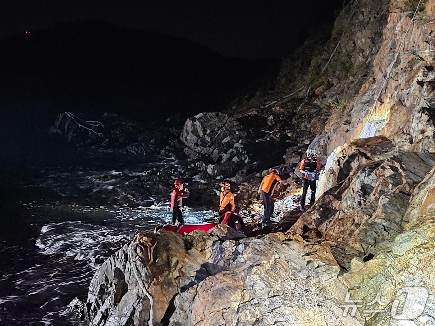 본문 이미지 - 추락한 낚시객을 구조하고 있는 해경 대원들.(통영해경 제공. 재판매 및 DB 금지)