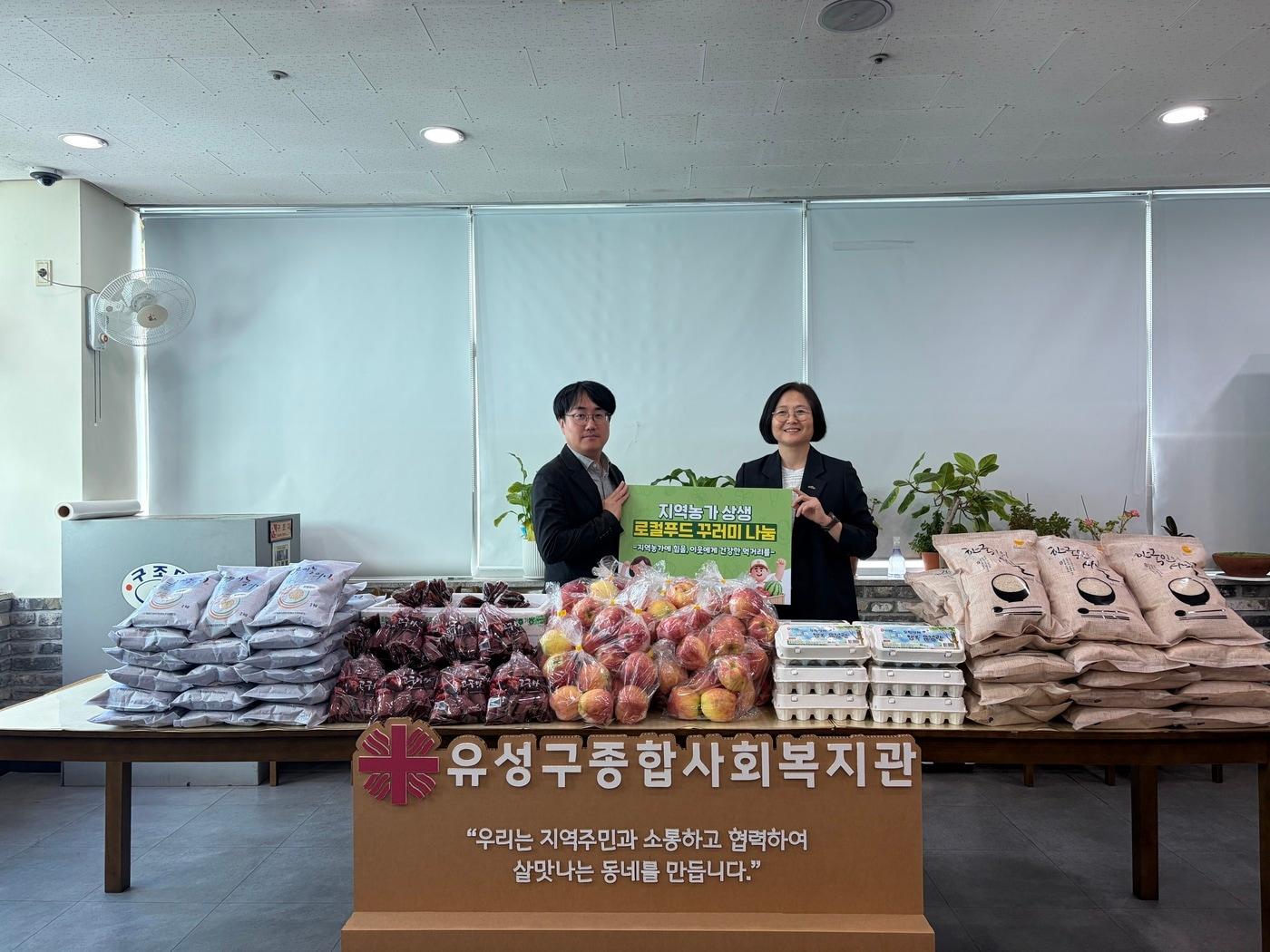 본문 이미지 - 김준호 소상공인시장진흥공단 ESG경영실장과 이진희 유성구종합사회복지관장이 기념사진을 찍고 있다.(소상공인시장진흥공단 제공)
