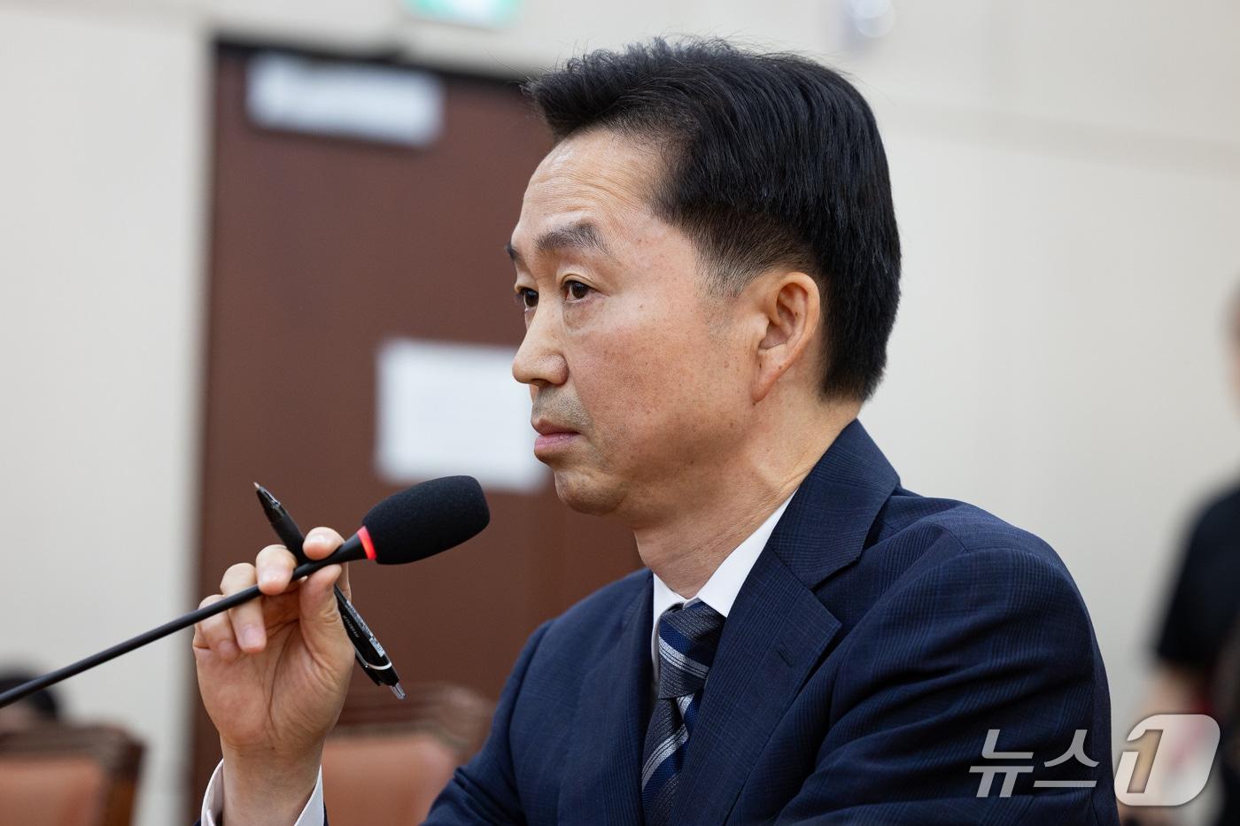 본문 이미지 - 김지용 초대 중대범죄수사청장 후보자가 14일 서울 여의도 국회에서 열린 인사청문회에 출석해 의원들의 자료제출 요구 및 의사진행 발언을 듣고 있다. 2026.10.14 ⓒ 뉴스1 유승관 기자