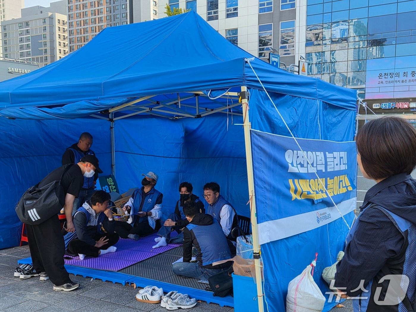 본문 이미지 - 14일 부산시청 앞 광장에서 민주노총 공공운수노조 부산지하철노동조합 조합원들이 인력 충원과 처우 개선을 촉구하며 이틀째 무기한 철야농성을 이어가고 있다. 2026.10.14 ⓒ News1 임순택 기자