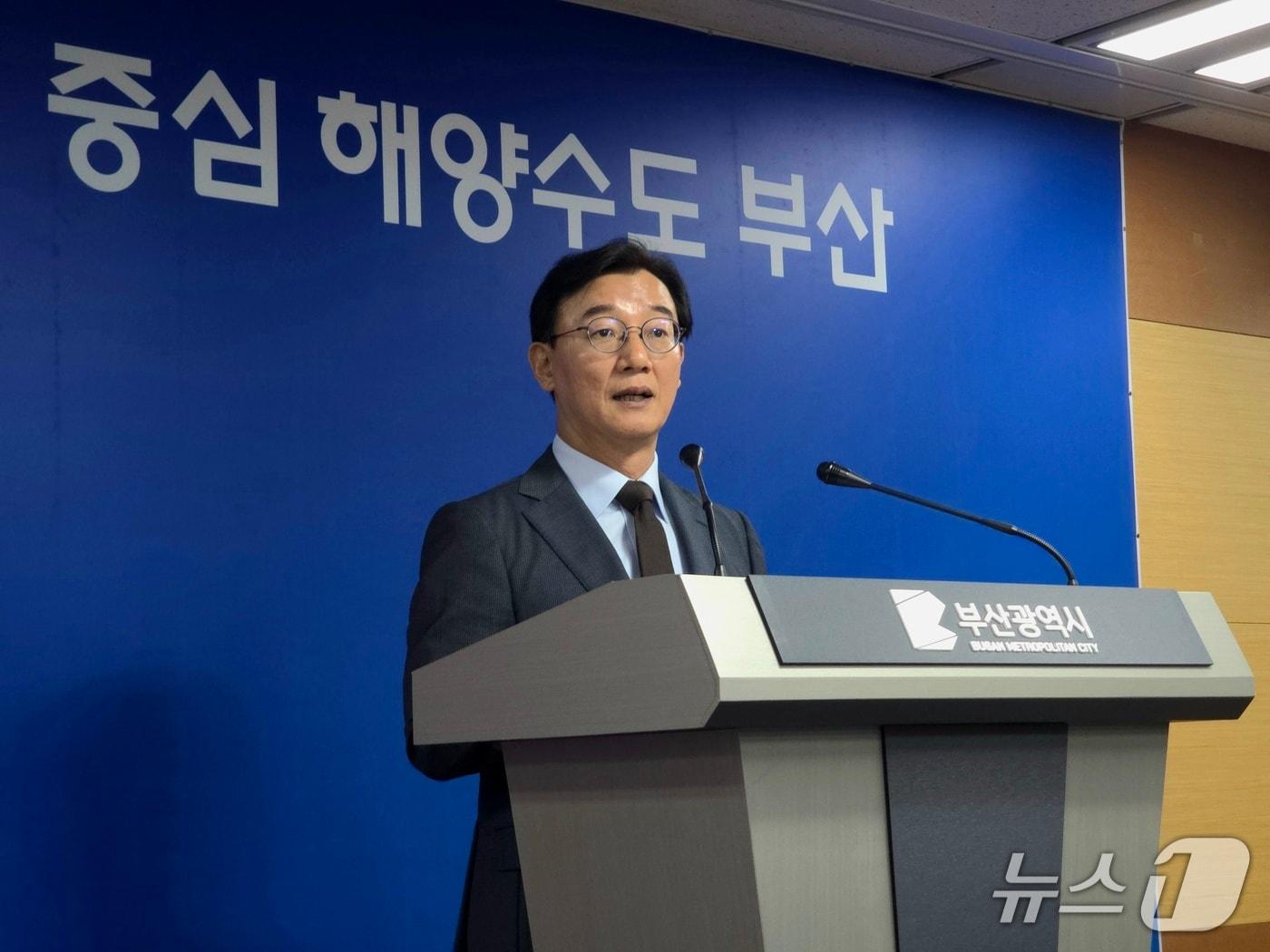 본문 이미지 - 전재수 부산시장이 14일 부산시청에서 브리핑을 열고 라 스칼라 초청공연과 시비 약 1100억 원이 투입될 예정이었던 퐁피두센터 부산 분관 건립 사업의 중단을 발표하고 있다.2026.10.14 ⓒ 뉴스1 이주현 기자