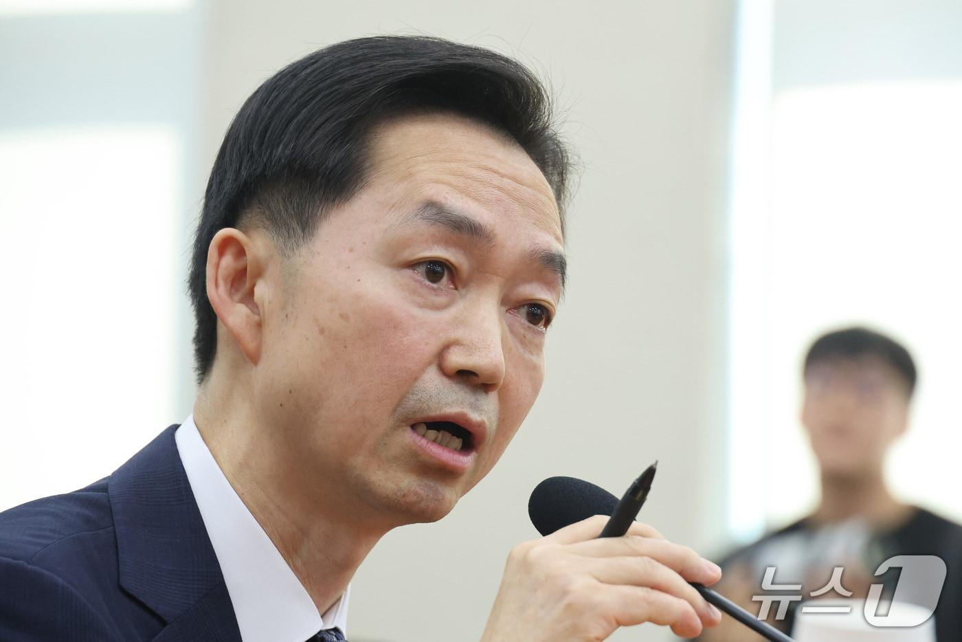 본문 이미지 - 김지용 중대범죄수사청장 후보자가 14일 서울 여의도 국회에서 열린 행정안전위원회 인사청문회에서 의원 질의에 답변하고 있다. 2026.10.14 ⓒ 뉴스1 신웅수 기자