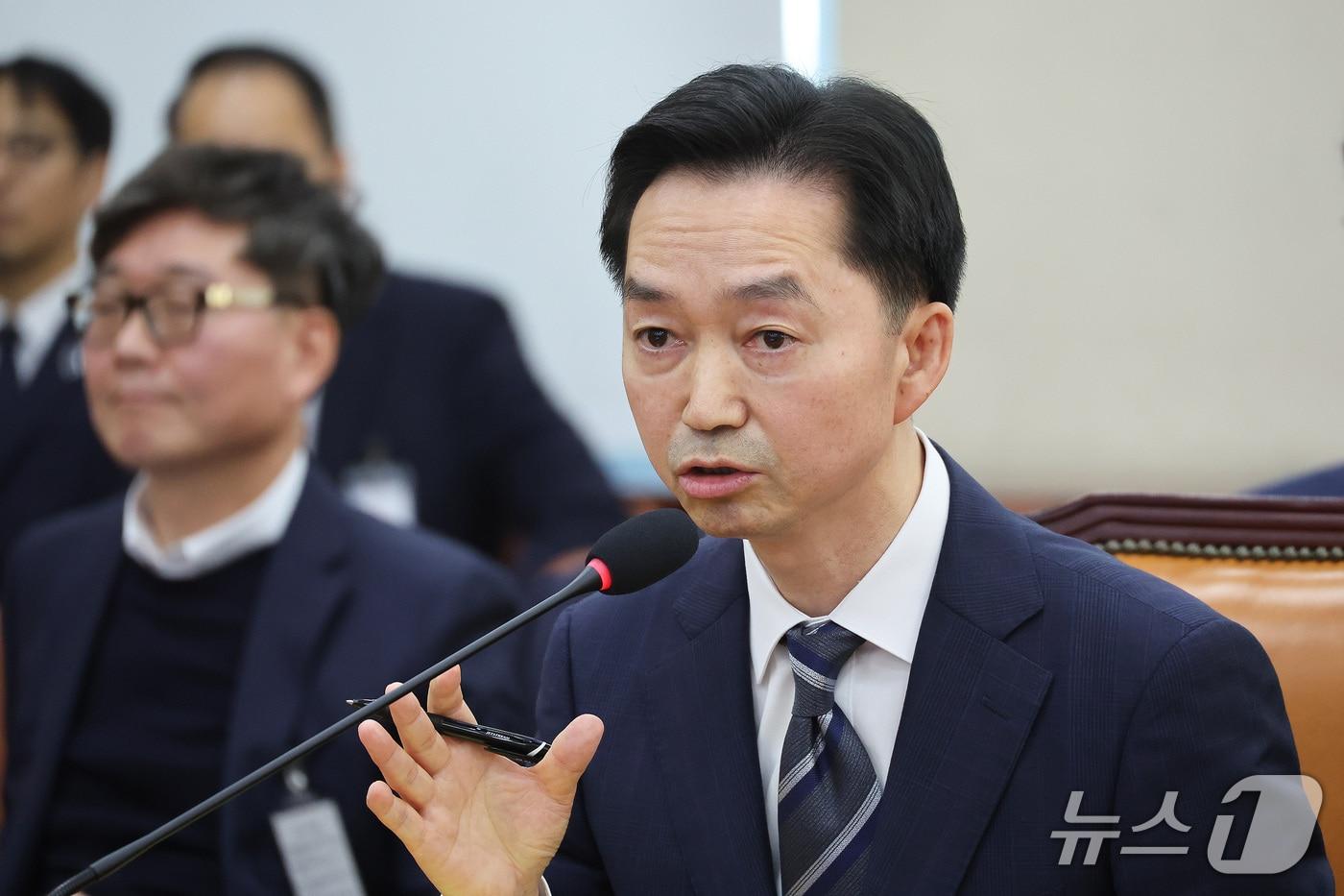본문 이미지 - 김지용 중대범죄수사청장 후보자가 14일 서울 여의도 국회에서 열린 행정안전위원회 인사청문회에서 의원 질의에 답변하고 있다. 2026.10.14 ⓒ 뉴스1 신웅수 기자