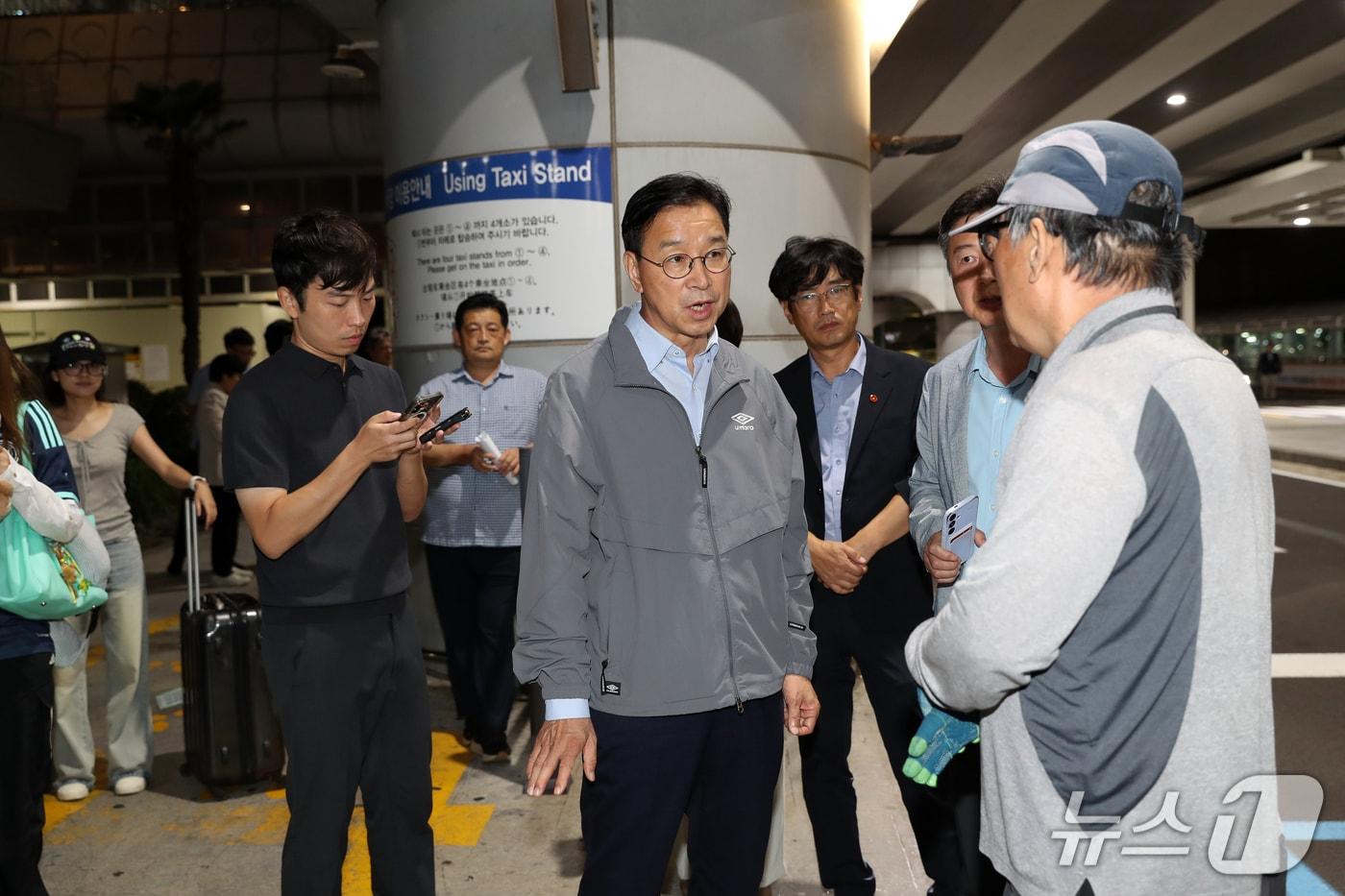 본문 이미지 - 위성곤 제주도지사가 지난 9일 밤 제주국제공항 택시 승강장에서 교통 실태를 점검하고 있다.(제주도 제공, 재판매 및 DB 금지)