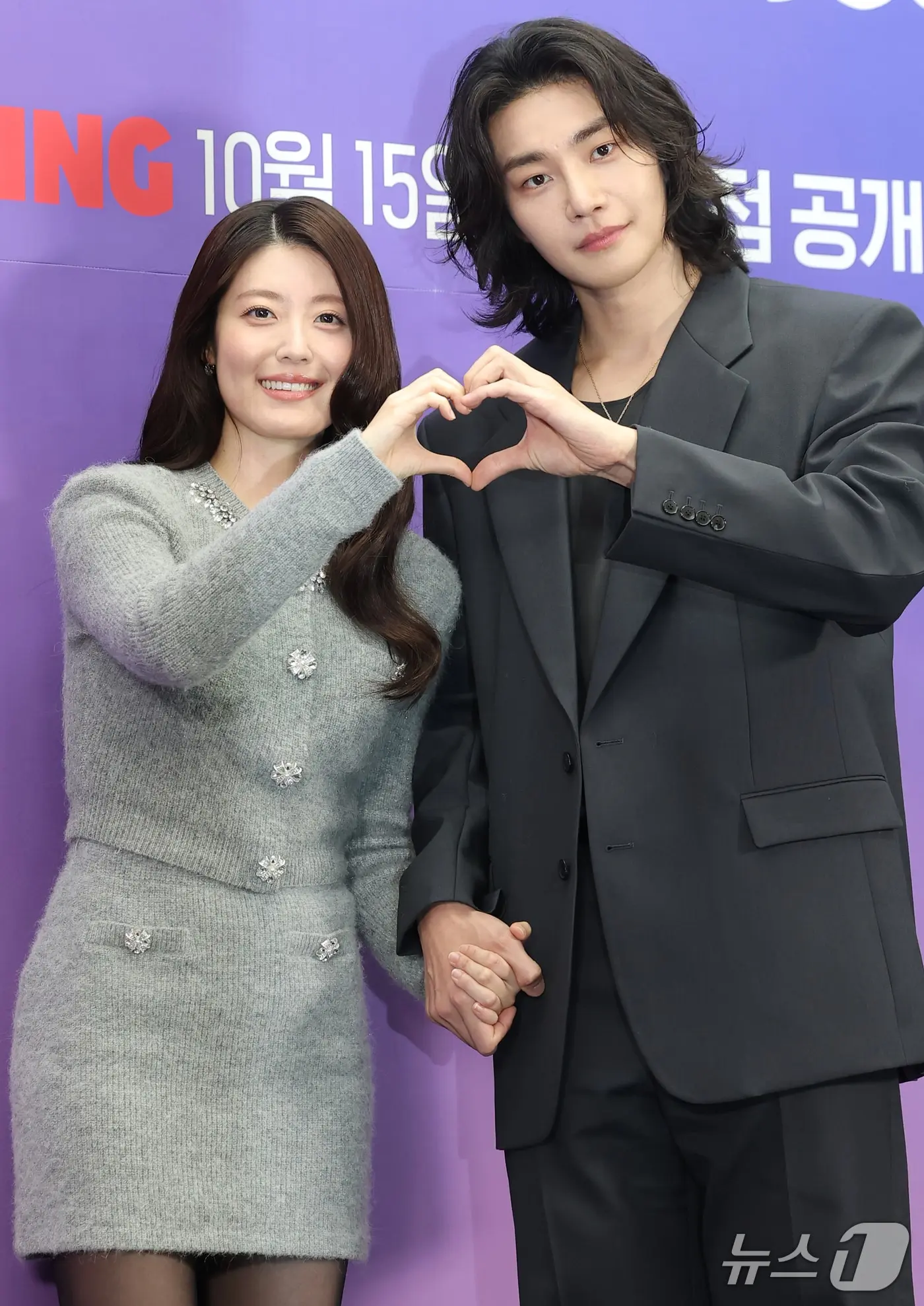 본문 이미지 - 배우 남지현과 김재영(오른쪽)이 14일 서울 마포구 스탠포드호텔에서 열린 티빙 오리지널 드라마 '내가 떨릴 수 있게' 제작발표회에 참석해 포즈를 취하고 있다. '내가 떨릴 수 있게'는 사랑 없이는 관계를 맺지 않는 여자(남지현 분)와 사랑 없이도 관계를 이어갈 수 있는 남자(김재영 분)가 대행사와 광고주 관계로 얽히며 벌어지는 이야기를 그렸다. 2026.10.14 ⓒ 뉴스1 권현진 기자