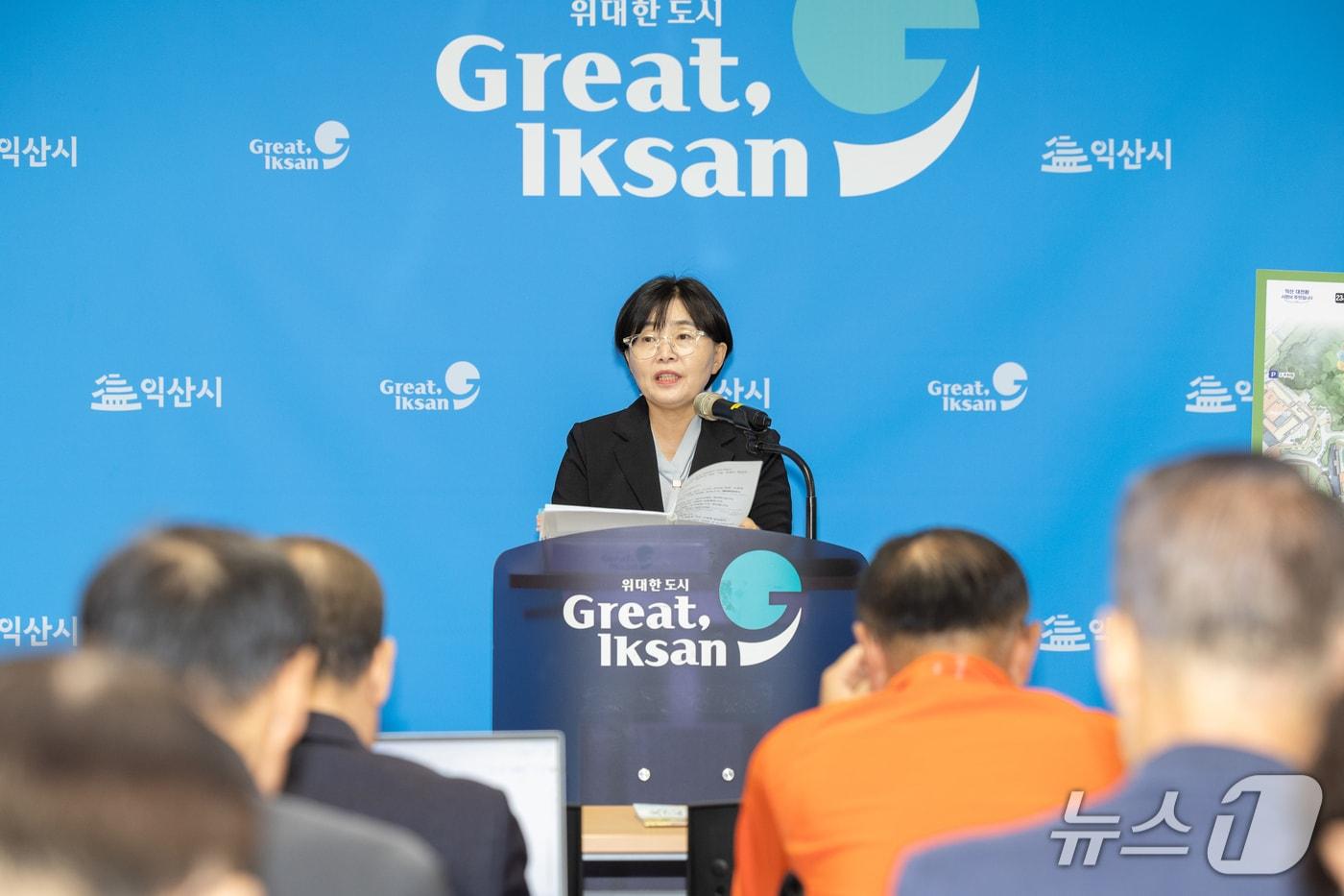 본문 이미지 - 류숙희 익산시농업기술센터 소장이 '제23회 익산 천만송이 국화축제'를 앞두고 브리핑을 진행하고 있다.2026.10.14/뉴스1 장수인 기자