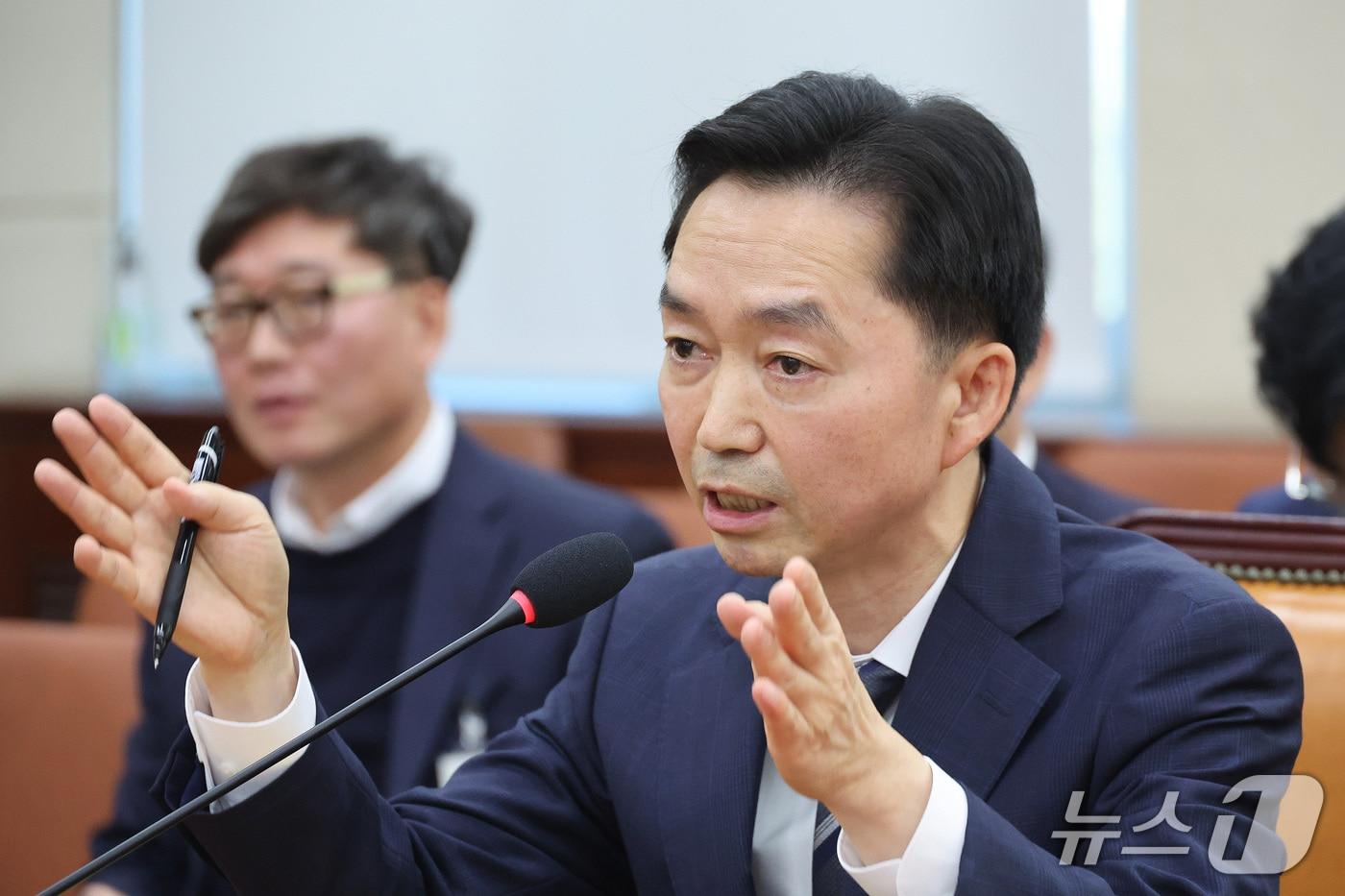 본문 이미지 - 김지용 중대범죄수사청장 후보자가 14일 서울 여의도 국회에서 열린 행정안전위원회 인사청문회에서 의원 질의에 답변하고 있다. 2026.10.14 ⓒ 뉴스1 신웅수 기자