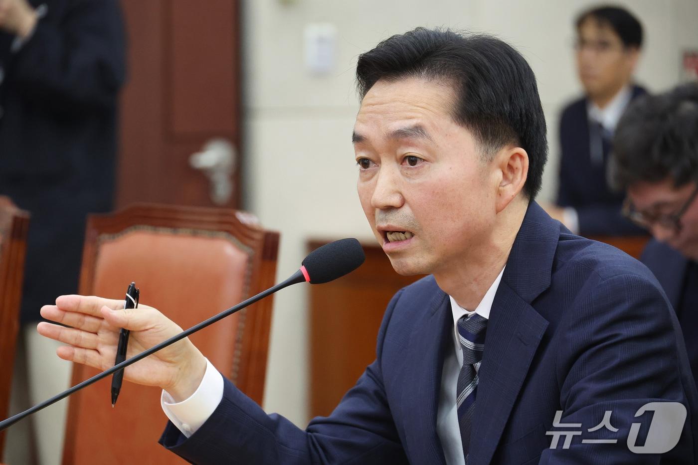 본문 이미지 - 김지용 중대범죄수사청장 후보자가 14일 서울 여의도 국회에서 열린 행정안전위원회 인사청문회에서 의원 질의에 답변하고 있다. 2026.10.14 ⓒ 뉴스1 신웅수 기자