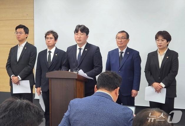 본문 이미지 - 전주시의회는 14일 전주시청에서 기자회견을 열고 미래대응기금 신설에 따른 지방정부의 재정 부담에 대한 대책마련을 촉구하고 나섰다. 또 3특 지역 거점도시에 대한 재정배분 개선도 요구했다./뉴스1