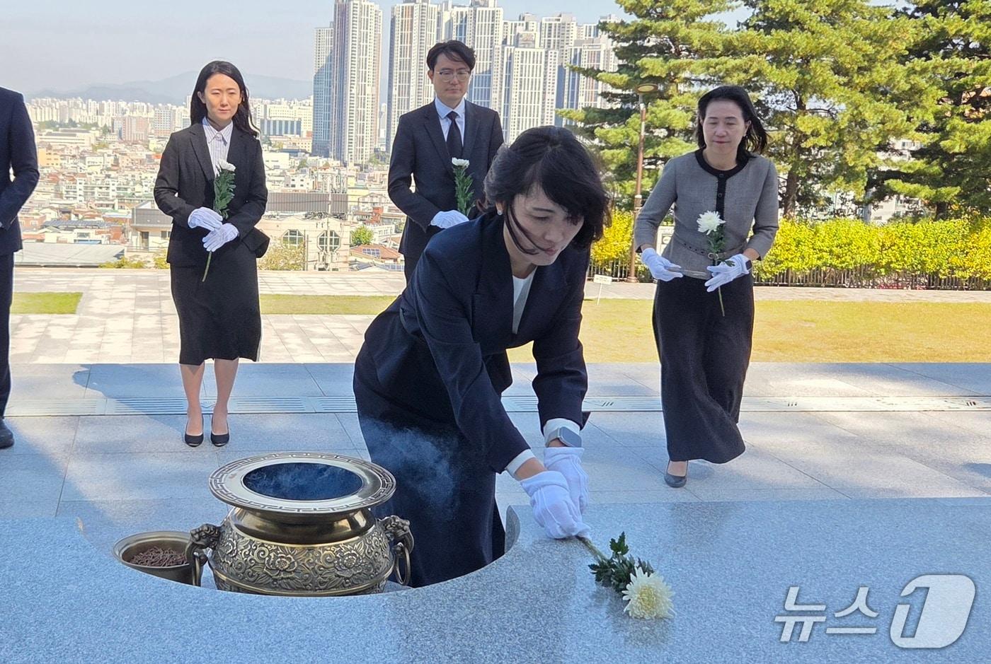 본문 이미지 - 14일 오전 홍종희 대구지방중수청장이 대구 남구 앞산 충혼탑을 찾아 헌화하고 있다.2026.10.14 ⓒ 뉴스1 이성덕 기자