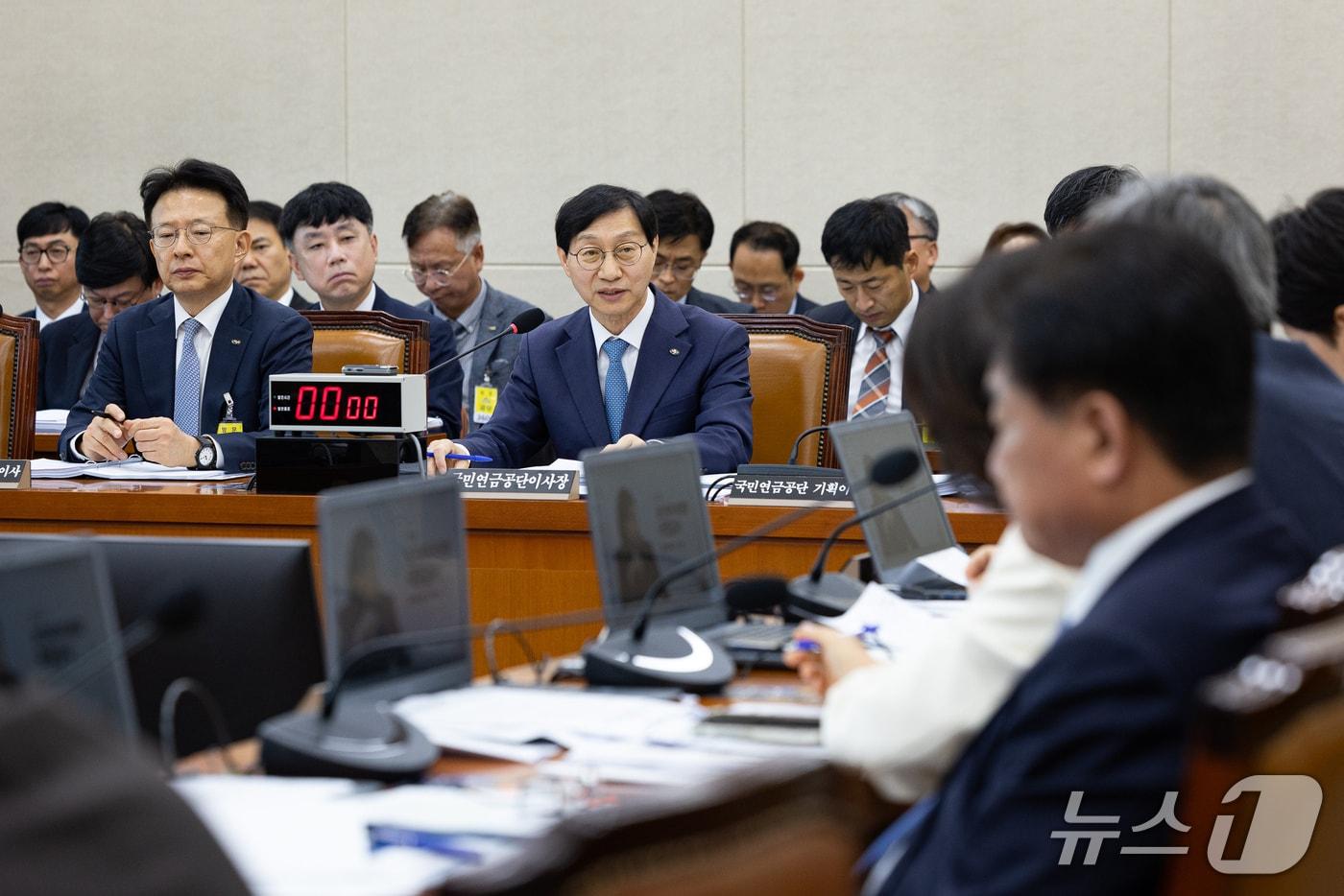 본문 이미지 - 김성주 국민연금공단 이사장이 14일 서울 여의도 국회에서 열린 보건복지위원회의 국민연금공단에 대한 국정감사에 출석해 의원 질의에 답하고 있다. 2026.10.14 ⓒ 뉴스1 유승관 기자